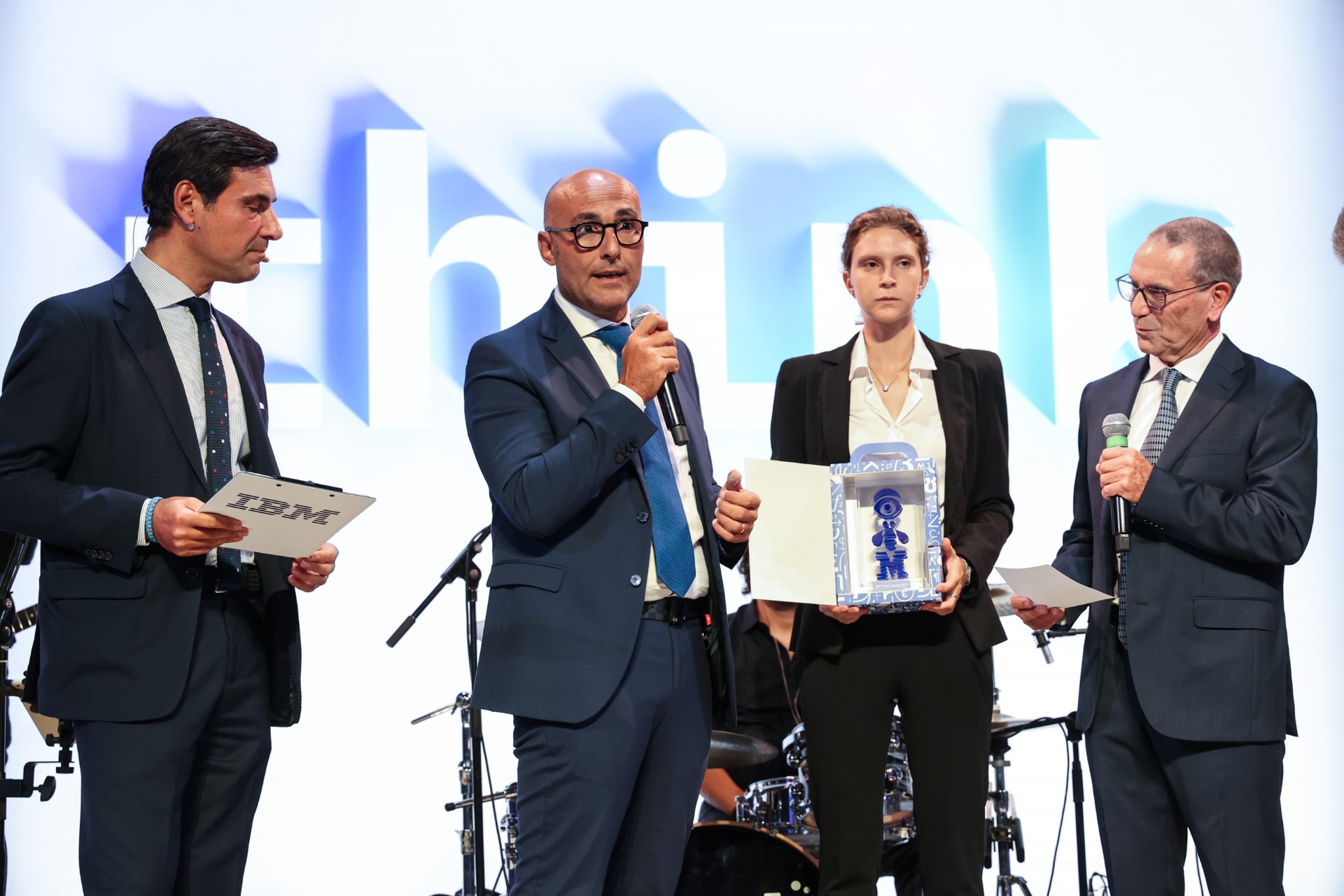Il momento della premiazione. In foto: Giovanni Guzzino, Responsabile Pianificazione e Controllo Economico di Gesap & Rosario Minasola, CEO ELMI
